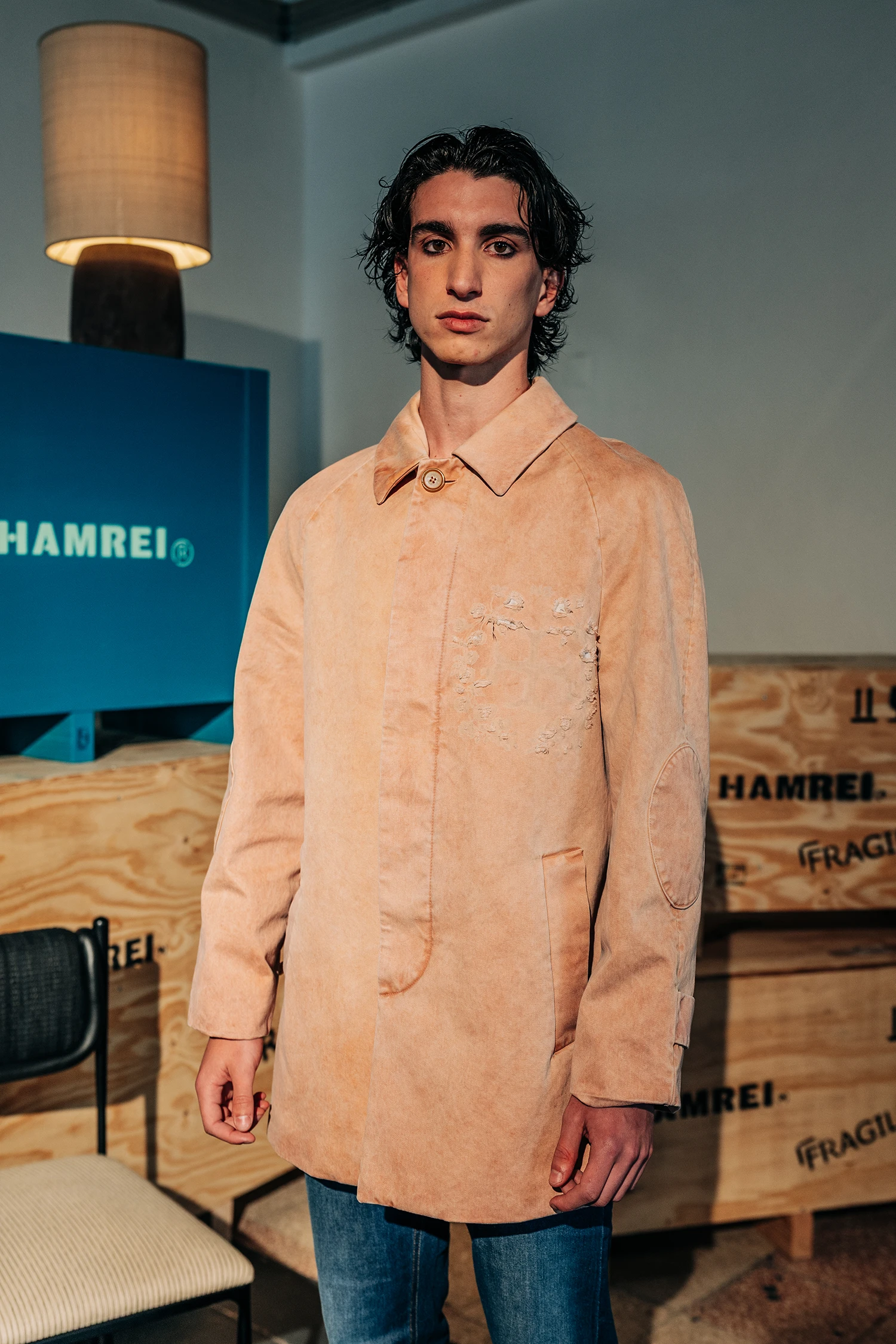 Gabardina curta, relaxed fit.