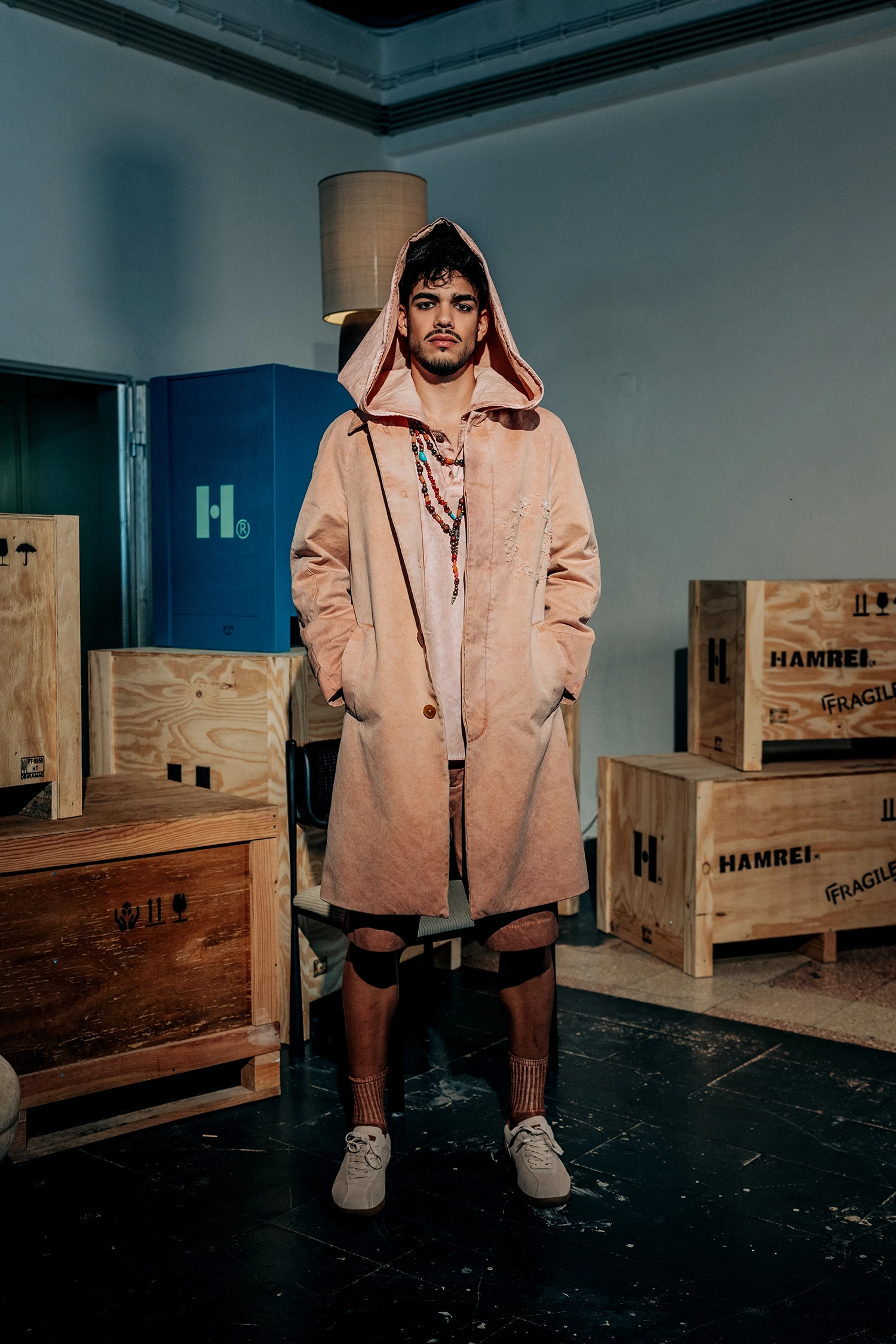 Gabardina 3/4, relaxed fit.