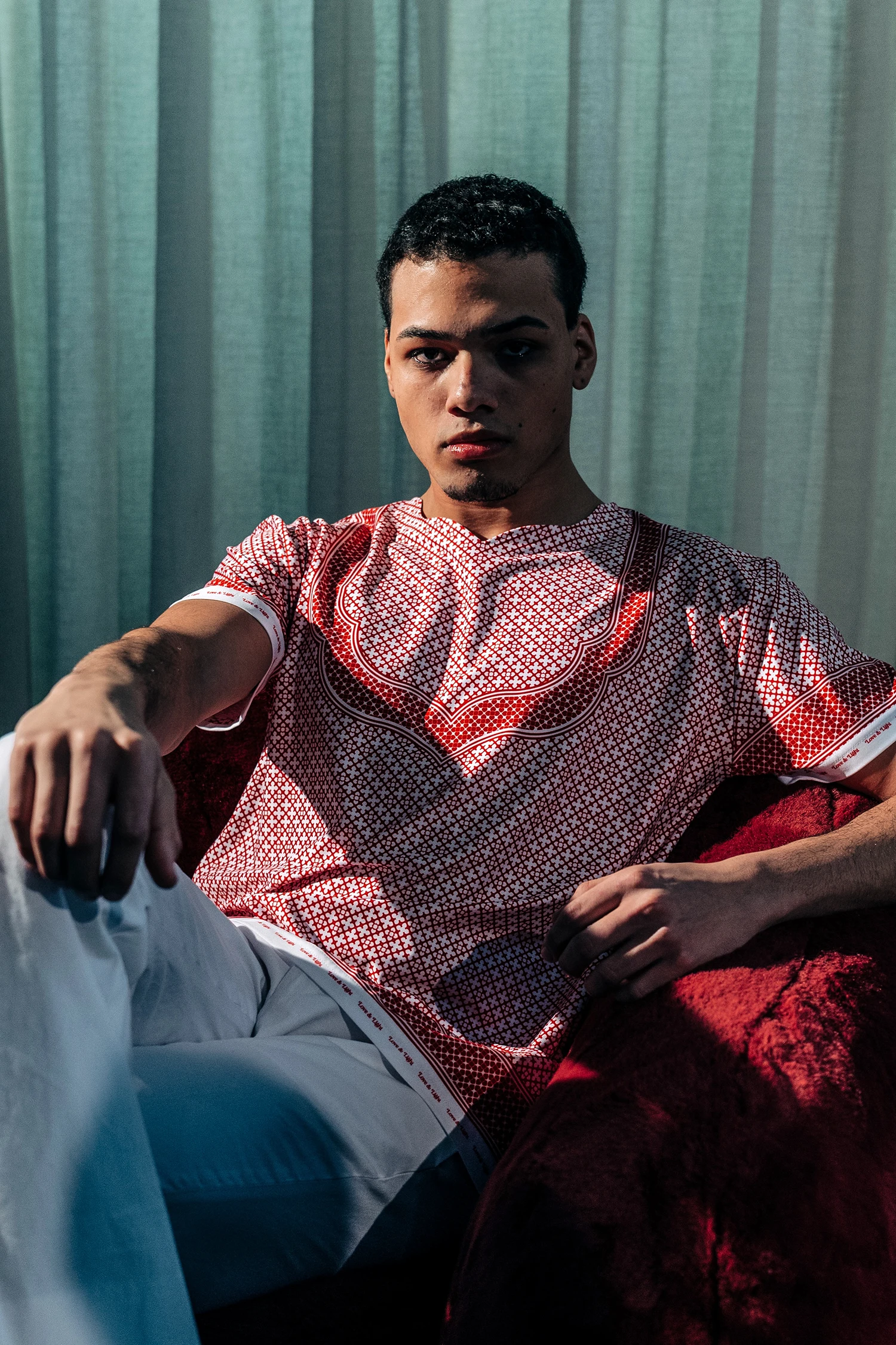 T-shirt com estampado padrão NG, localizado na frente e costas, relaxed fit